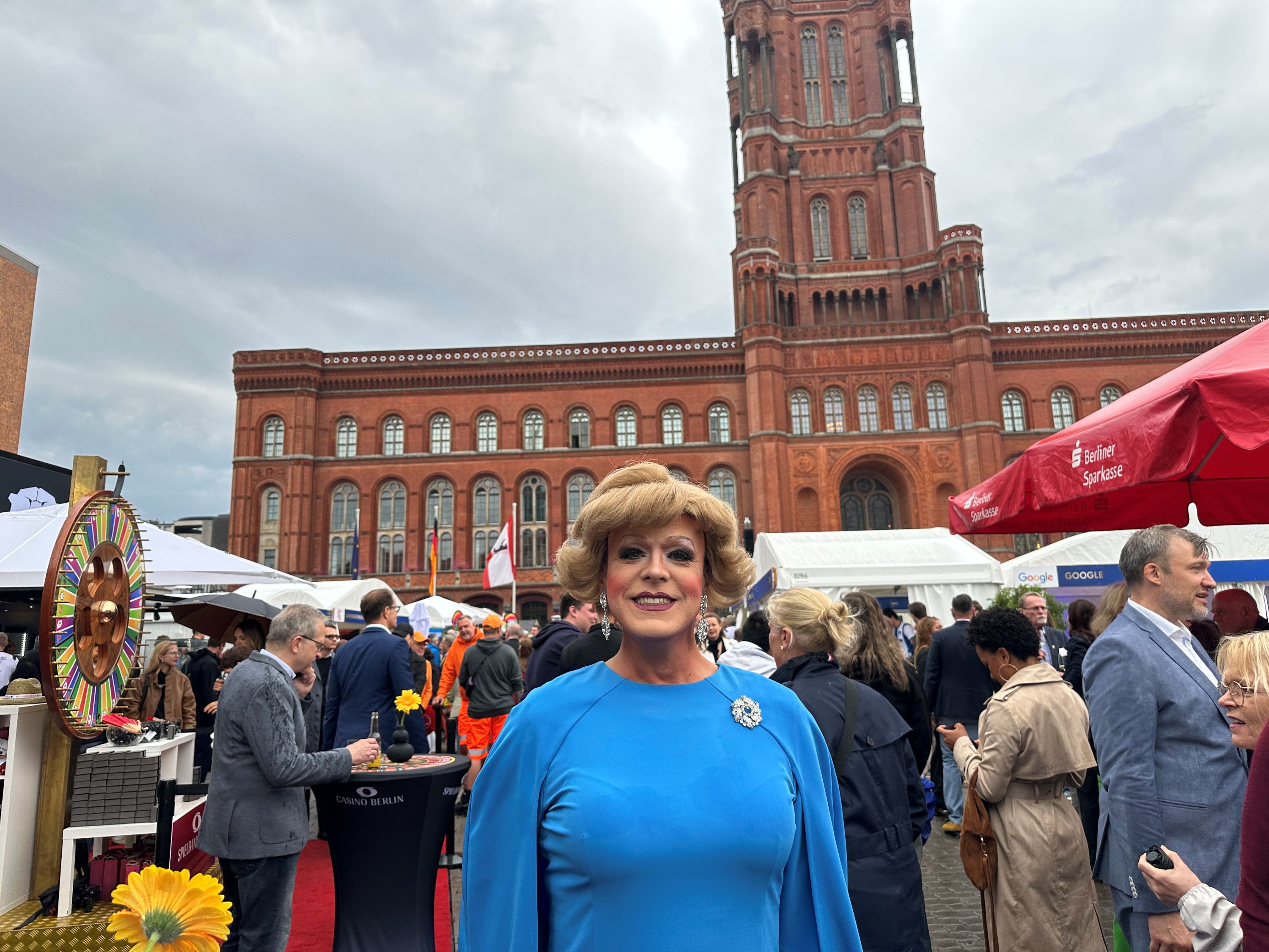 Travestie-Kabarettistin Margot Schlönzke beim Berliner Hoffest 2026 vor dem Roten Rathaus | BERLINboxx